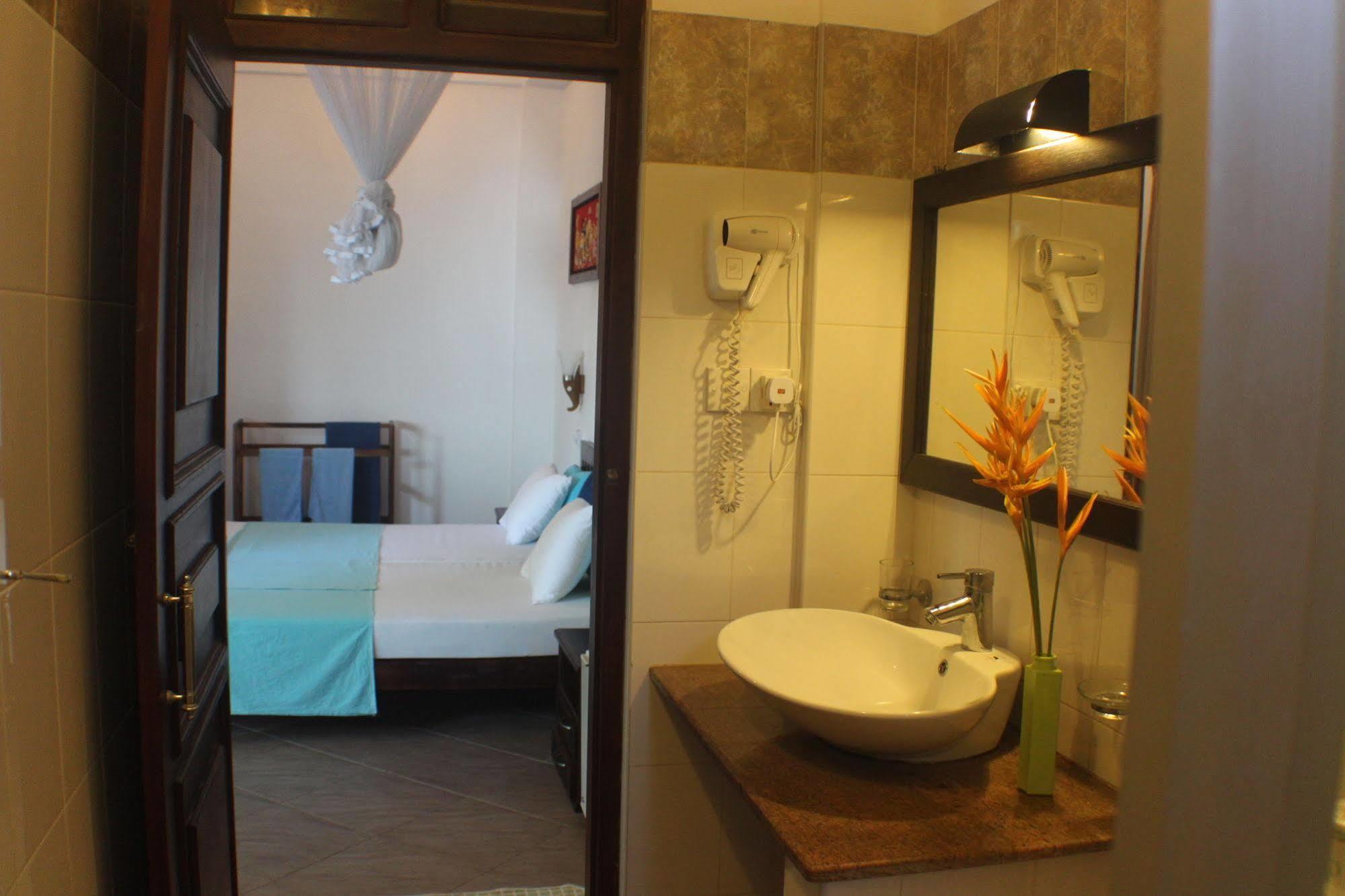 Blue Sky Beach Resort Unawatuna Luaran gambar