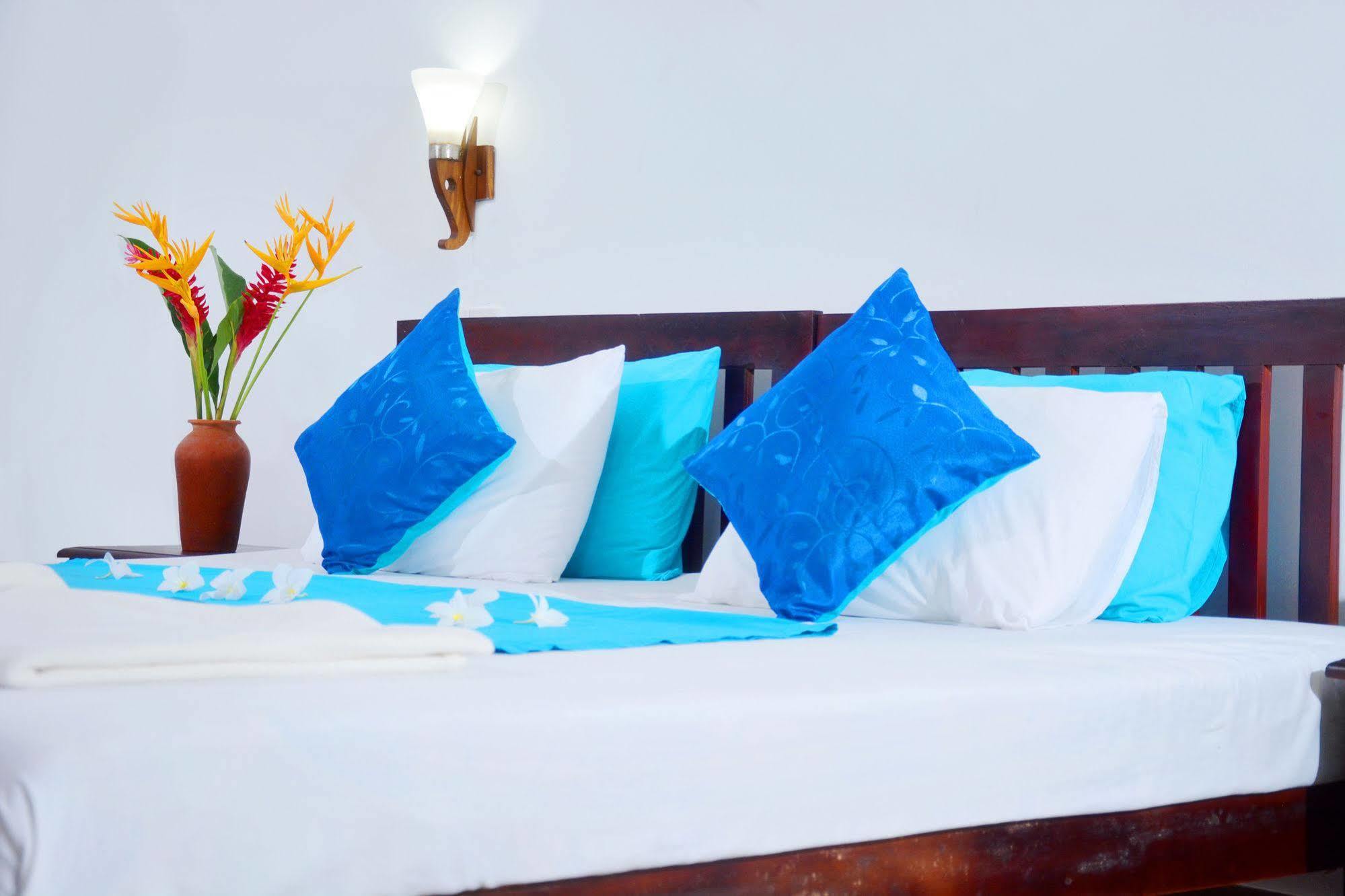 Blue Sky Beach Resort Unawatuna Luaran gambar