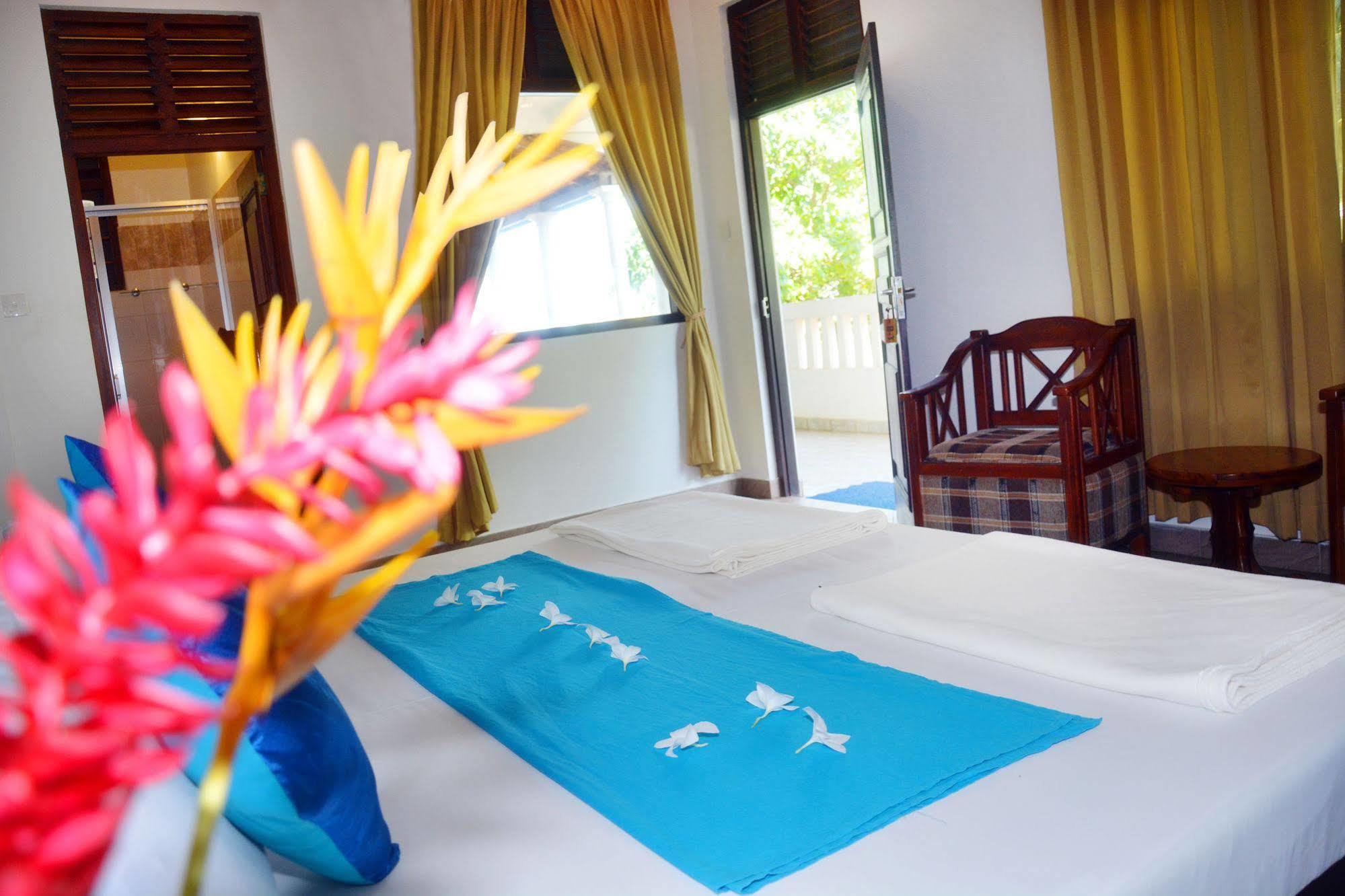 Blue Sky Beach Resort Unawatuna Luaran gambar